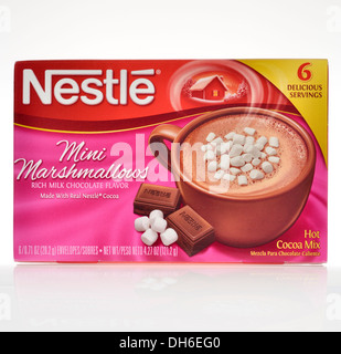Confezione chiusa di Nestle Hot mix di cacao con mini marshmallows su sfondo bianco ritaglio. Stati Uniti d'America. Foto Stock