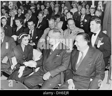 Fotografia del Presidente Truman si stringono la mano con una donna non identificato per la dedicazione del Carter Barron... 200310 Foto Stock