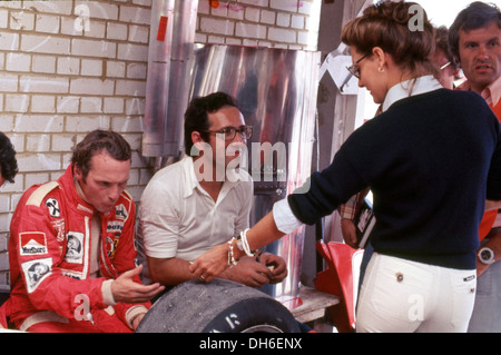 Niki Lauda con la moglie Marlene e Mauro Forghieri, direttore tecnico della Scuderia nel box Ferrari nel 1976. Foto Stock