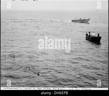Una fotografia del presidente Harry S. Truman che nuota nel porto di Cape Henlopen, accompagnata dal suo gruppo, che mostra un raro momento personale per il leader degli Stati Uniti. Foto Stock