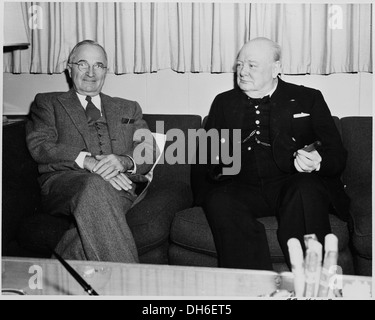 Fotografia del Presidente Truman con il Primo ministro inglese Winston Churchill, a bordo del presidente yacht,... 199014 Foto Stock