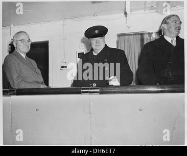 Fotografia del Presidente Truman con il Primo ministro inglese Winston Churchill e il Ministro degli esteri britannico Anthony... 199017 Foto Stock