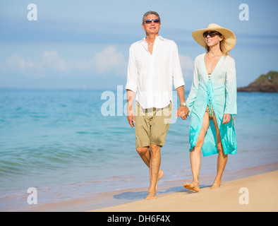 Felice coppia senior sulla spiaggia. Il pensionamento Luxury Resort tropicale Foto Stock