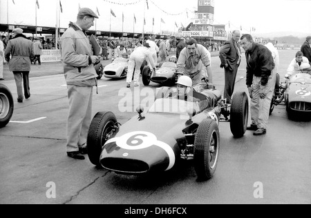 Stirling Moss in un Rob Walker Cooper con John Cheeseman e Alf Francesco sulla griglia a Goodwood, Inghilterra 1961. Foto Stock