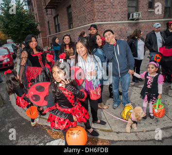 Famiglie festeggiare Halloween a la ventiquattresima edizione Jackson Heights Halloween Parade di Jackson Heights Foto Stock