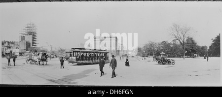 L'Ottava Avenue trolley, New York City, condividendo la strada con a cavallo il produrre carro e aperto un automobile. Giù 541891 Foto Stock