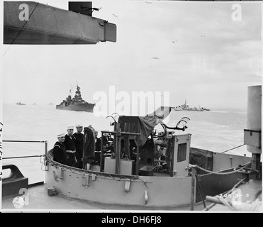 Il brevetto U. S. S. Augusta, accompagnato da cacciatorpediniere inglesi, procede attraverso il canale inglese. È la nave... 198749 Foto Stock