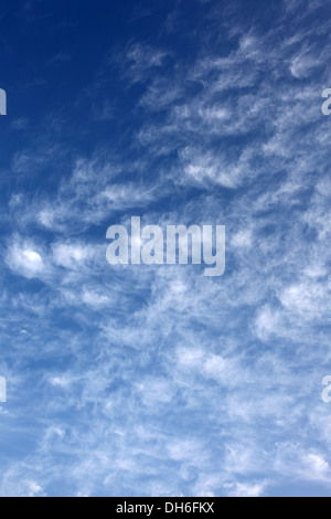 Cirrocumulus cumulus nuvole con un cielo blu Foto Stock