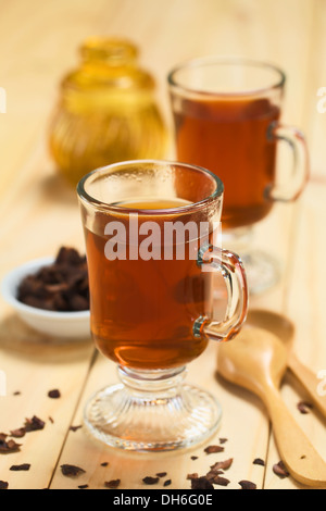 Fresco di cioccolata calda tè alle erbe fatta di guscio di cacao fiocchi, che è ricco di flavonoidi e antiossidanti, servito in bicchieri Foto Stock