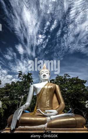 Golden Buddha contro un cielo drammatico, Eitisukato tempio buddista di Hua Hin Tailandia, S.E. Asia