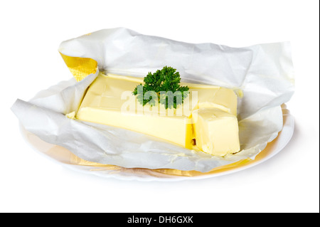 Burro giallo con pacchetto di carta poste su sfondo isolato Foto Stock