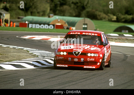 Gabriele Tarquini in un Alfa Romeo 155T racing a Thruxton, Inghilterra 1994. Foto Stock