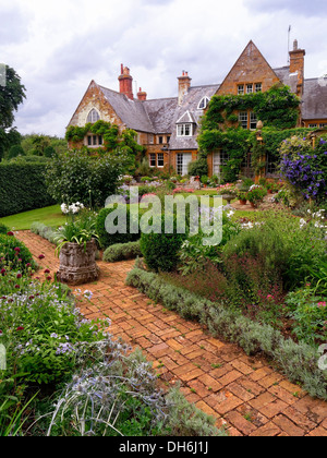 I giardini e la casa padronale, Coton Manor, Coton, Northamptonshire, Regno Unito Foto Stock