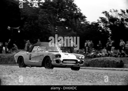 Alan Markelson della Chevrolet Corvette in RAC TT, ripetutamente nero-contrassegnato per la caduta di olio. Goodwood, Inghilterra 19 agosto 1961. Foto Stock