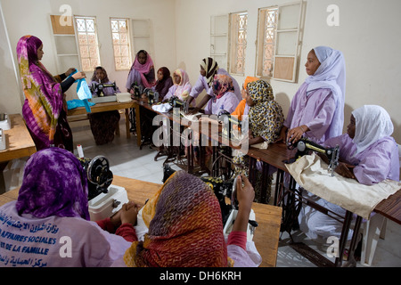 Studentesse in cucitura classe di formazione, la scuola per gli appartenenti alle categorie svantaggiate e i bambini abbandonati, Nouakchott, Mauritania Foto Stock