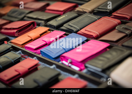 Portafogli sul mercato locale Foto Stock