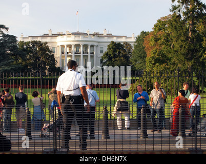 Negli Stati Uniti il servizio segreto uniformata la divisione del Dipartimento di Polizia di orologi officer folla al di fuori della casa bianca a Washington DC, Stati Uniti d'America Foto Stock