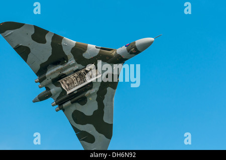 Dawlish, Devon, Inghilterra. Un bombardiere Vulcan con la sua bomba bay porte aperte in volo sopra Dawlish durante la città estate air show. Foto Stock