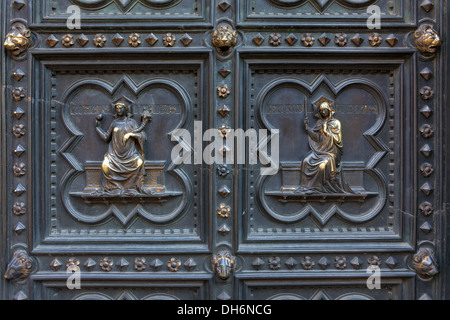 Dettaglio con soldier pregando sulla porta del Paradiso - Battistero di San Giovanni, Firenze Italia Foto Stock