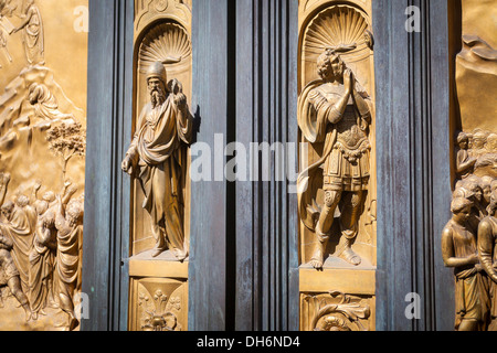 Dettaglio con soldier pregando sulla porta del Paradiso - Battistero di San Giovanni, Firenze Italia Foto Stock