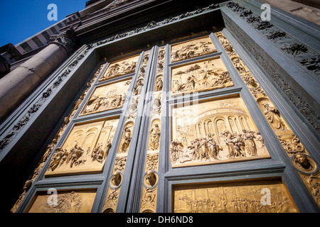 Dettaglio con soldier pregando sulla porta del Paradiso - Battistero di San Giovanni, Firenze Italia Foto Stock