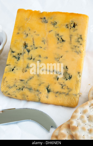 Shropshire Blue una cremosa di colore arancione British formaggio blu Foto Stock