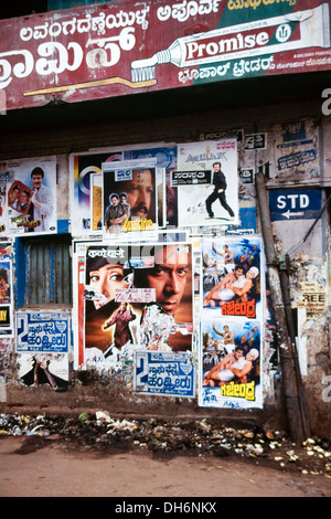 Parete ricoperta di manifesti pubblicitari di film di Bollywood india Foto Stock