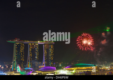 Giornata Nazionale Parade fuochi d' artificio & Laser Light Show su Marina Bay, Singapore. Foto Stock