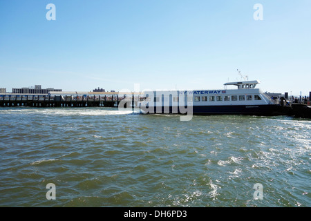 Traghetto sul fiume Hudson in NYC Foto Stock