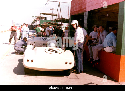 Tall Jim Hall con Hap Sharp in Chapparal 2D, box a Sebring 12 ore campionato, Florida, USA, 26 marzo 1966. Foto Stock