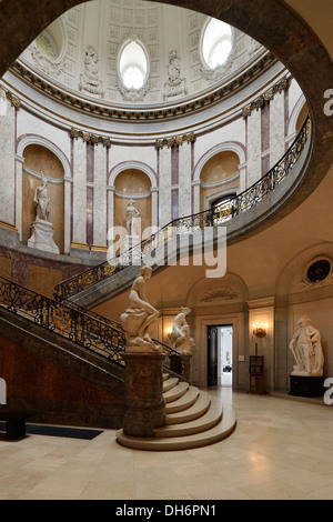 Berlino. Germania. Bode Museum. La tromba delle scale ovali della piccola cupola. Foto Stock