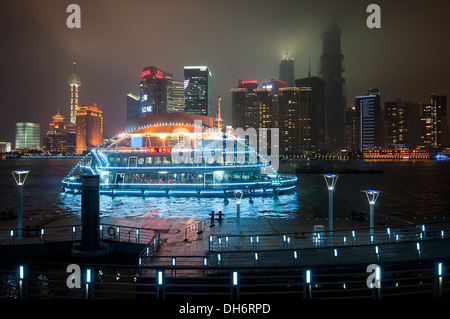 Vista notturna su Pudong skyline visto dal Bund a Shanghai in Cina Foto Stock