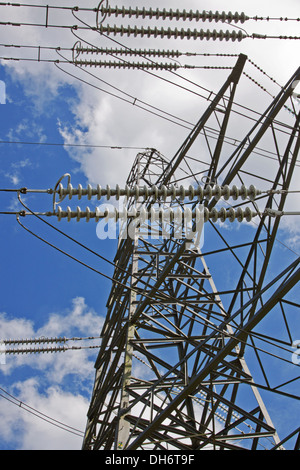 Elettricità traliccio supportante ad alta tensione il cablaggio elettrico sopra il North Devon campagna REGNO UNITO Foto Stock