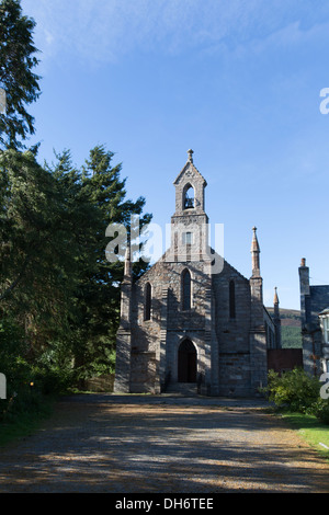 Villaggio di Braemar, Scozia. Una vista pittoresca del St Andrews chiesa cattolica romana. Foto Stock