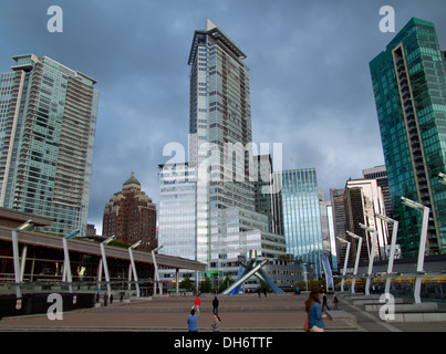 Una vista di Jack Poole Plaza e il Vancouver calderone olimpico vicino al Vancouver Convention Center in Vancouver, BC, Canada. Foto Stock