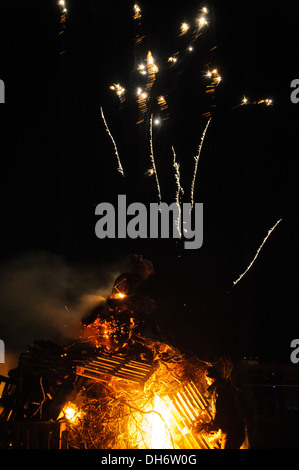 Falò e fuochi d'artificio su Guy Fawkes notte Foto Stock