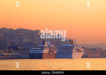 Karakoy Salonu Yolcu Cruise Ship Terminal, Istanbul, Turchia Foto Stock