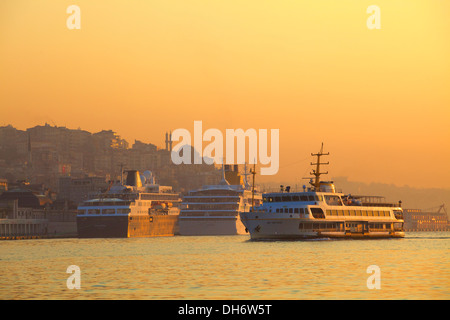 Karakoy Salonu Yolcu Cruise Ship Terminal, Istanbul, Turchia Foto Stock