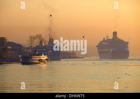 Karakoy Salonu Yolcu Cruise Ship Terminal, Istanbul, Turchia Foto Stock