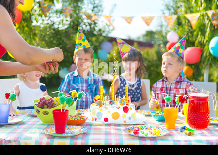 Gruppo di adorabili bambini divertirsi alla festa di compleanno Foto Stock