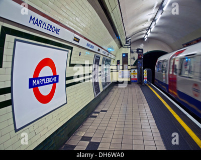 La linea Bakerloo piattaforma a Marylebone La stazione della metropolitana di Londra, Inghilterra, Regno Unito Foto Stock