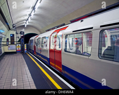 La linea Bakerloo piattaforma a Marylebone La stazione della metropolitana di Londra, Inghilterra, Regno Unito Foto Stock