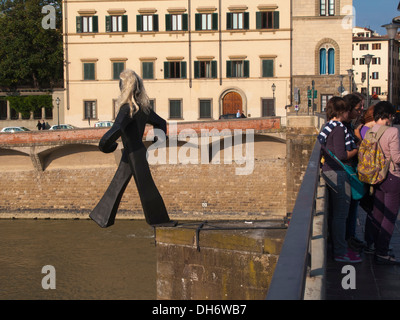 L'Italia, Toscana, Firenze, Statua sul ponte. Foto Stock