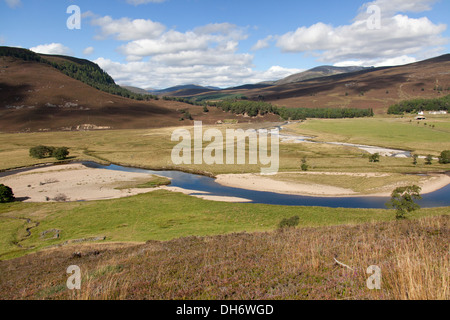 Area di Braemar, Scozia. Vista panoramica del fiume Dee e Mar Lodge Estate con il fiume Quoich sulla destra. Foto Stock