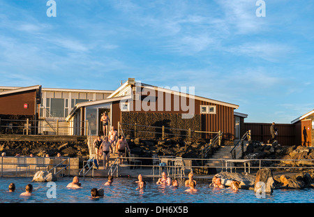 La gente la balneazione a Myvatn Bagni Naturali Islanda del Nord Europa Foto Stock