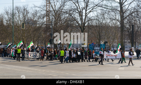 Berlino - marzo 16: Anti-Assad manifestazione dell opposizione contro il regime di Bashar al-Assad il 16 marzo 2013 a Berlino. Foto Stock