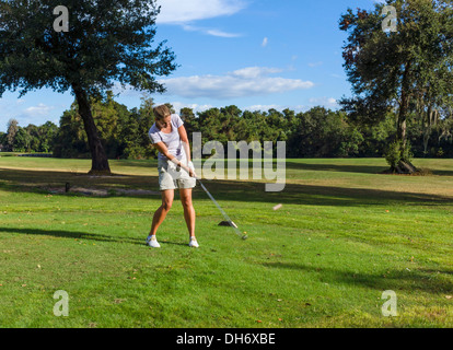 Giovane donna di rinvio off su di un campo da golf presso il Resort Grenelefe, Haines City Central Florida, Stati Uniti d'America Foto Stock