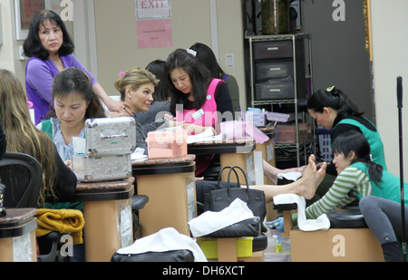 Lori Loughlin visita una manicure in Beverly Hills Beverly Hills, la California - 13.03.12 Foto Stock