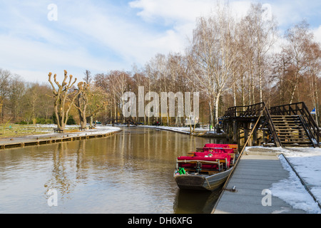 Barca vicino al molo nella primavera canal in Europa parco nazionale Foto Stock