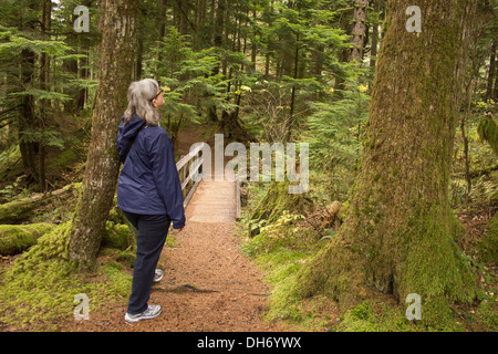 Le donne che si gode durante il trekking nella foresta Foto Stock